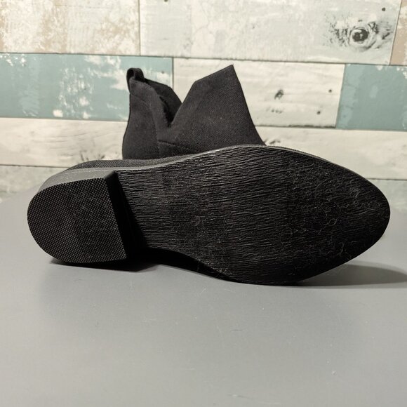 NWOT Torrid size 6.5 WW Black Side Dip Knit Bootie - Picture 3 of 4